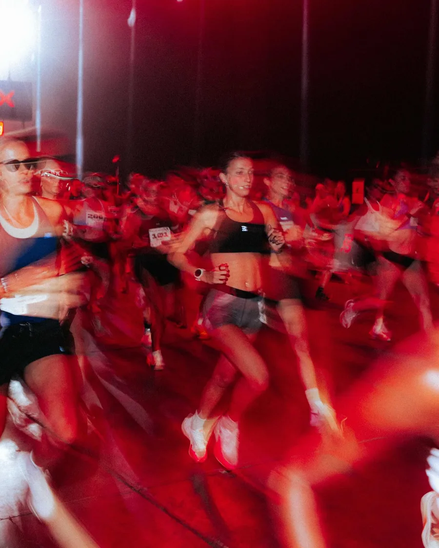 Pelotão de atletas na largada da corrida